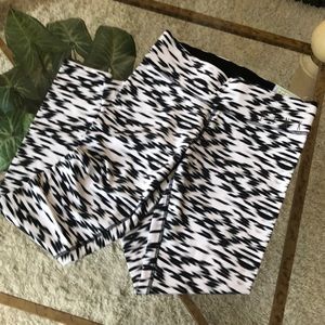 NWT Victoria’s Secret black&white Ultimate Legging